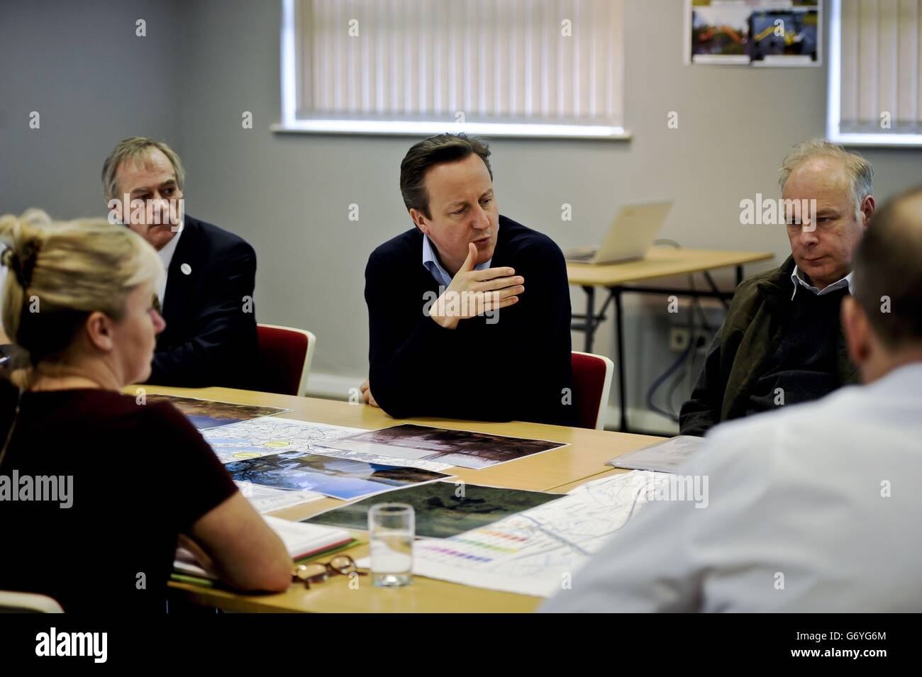 Premierminister David Cameron trifft sich mit Mitgliedern der Blaulichtdienste und Abgeordneten des Sedgemoor District Council in Bridgewater, Somerset, wo sie über die Reparatur, den Wiederaufbau und die Verhütung von Überschwemmungen diskutieren. Stockfoto
