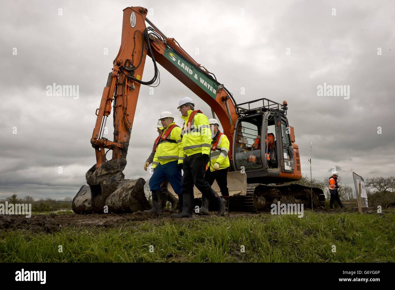 Premierminister David Cameron wird die Baggerarbeiten vor Ort am Fluss Parrett, in der Nähe von Burrowbridge, Somerset, gezeigt, wo Reparatur und Erholung nach den Überschwemmungen Anfang 2014 stattfinden. Stockfoto