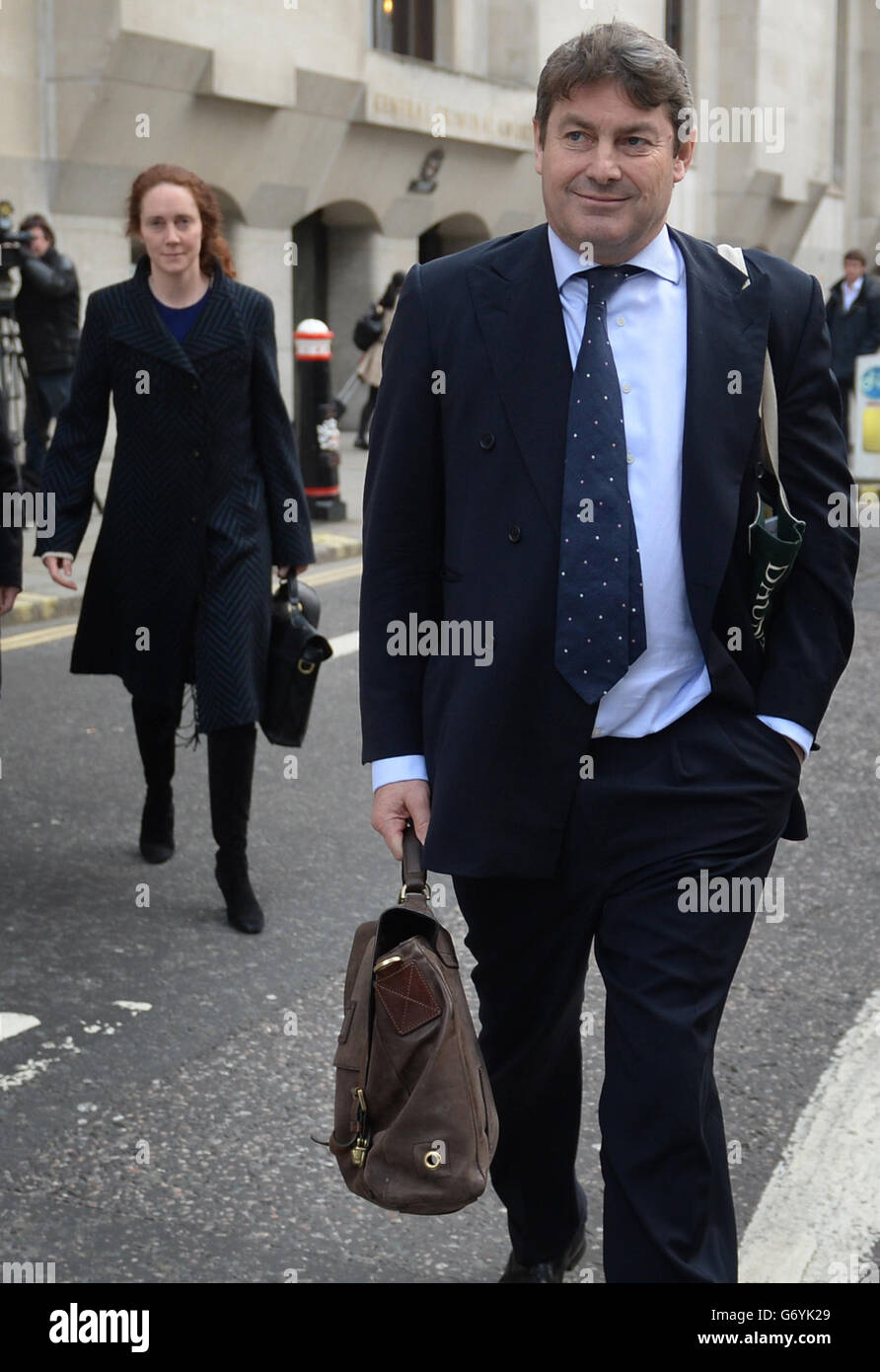 Charlie Brooks und seine Frau Rebekah Brooks, ehemalige Chefin von News International, verlassen The Old Bailey in London, während der Telefonhacking-Prozess weitergeht. Stockfoto