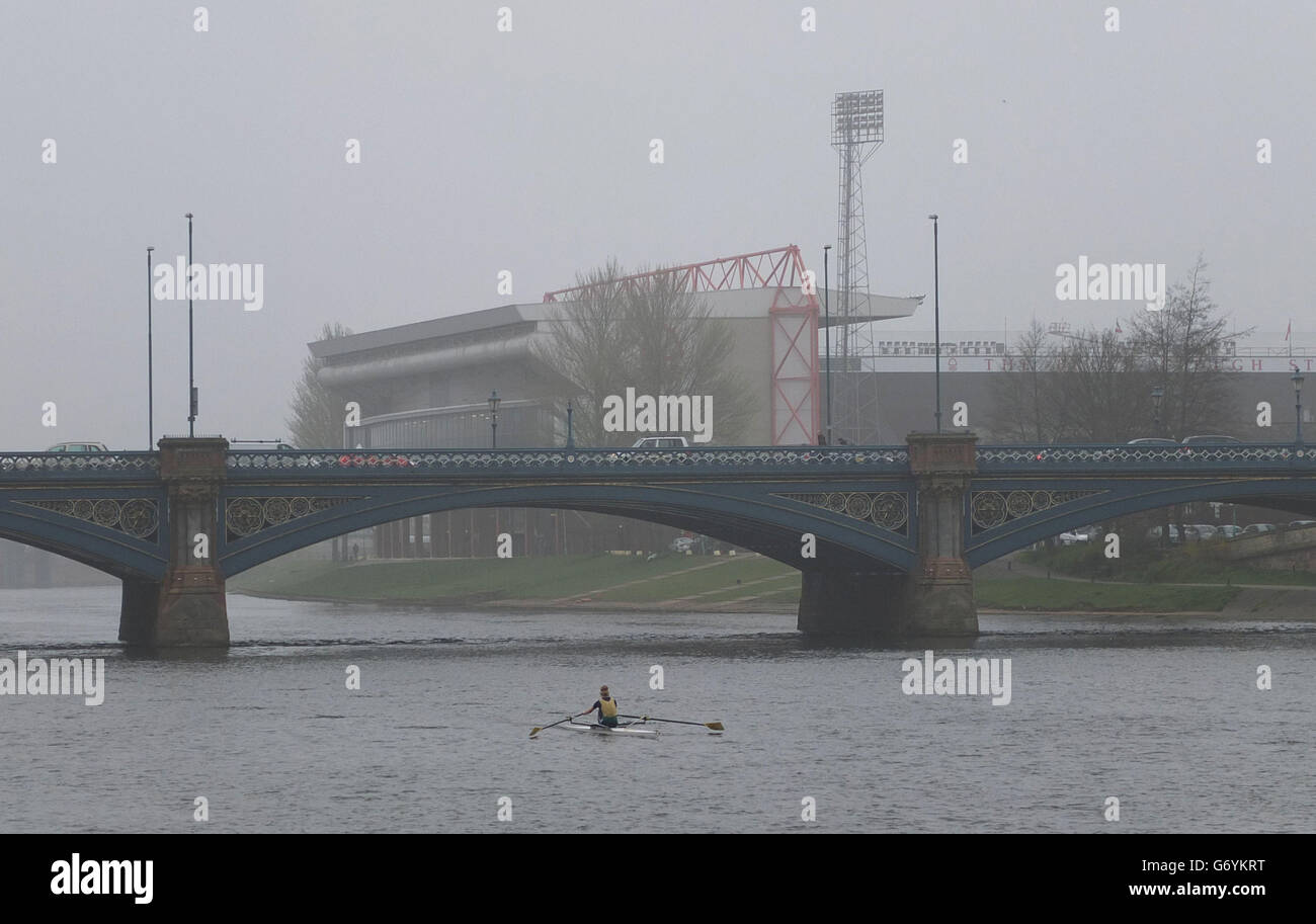 Der Fluss Trent in Nottingham ist von Smog und Dunst umgeben, da die Rekordbelastung der Luftverschmutzung Großbritannien weiterhin plagen wird, haben Experten gewarnt. Stockfoto