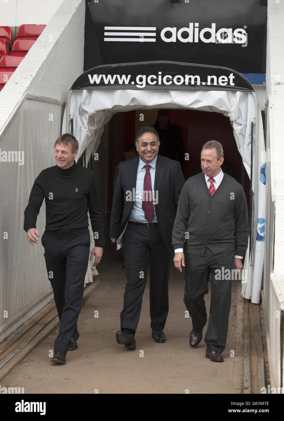 Stuart Pearce (links) Fawaz Al-Hasawi (Mitte) und John McGovern Walk Raus auf den Platz am City Ground Stockfoto