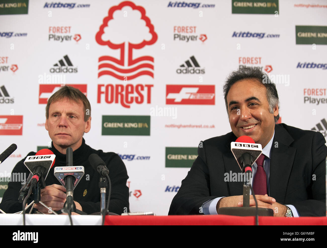 Stuart Pearce (links) und Fawaz Al-Hasawi während einer Pressekonferenz, bei der Stuart Pearce ab dem 1. Juli als Nottingham Forest Manager bestätigt wurde Stockfoto