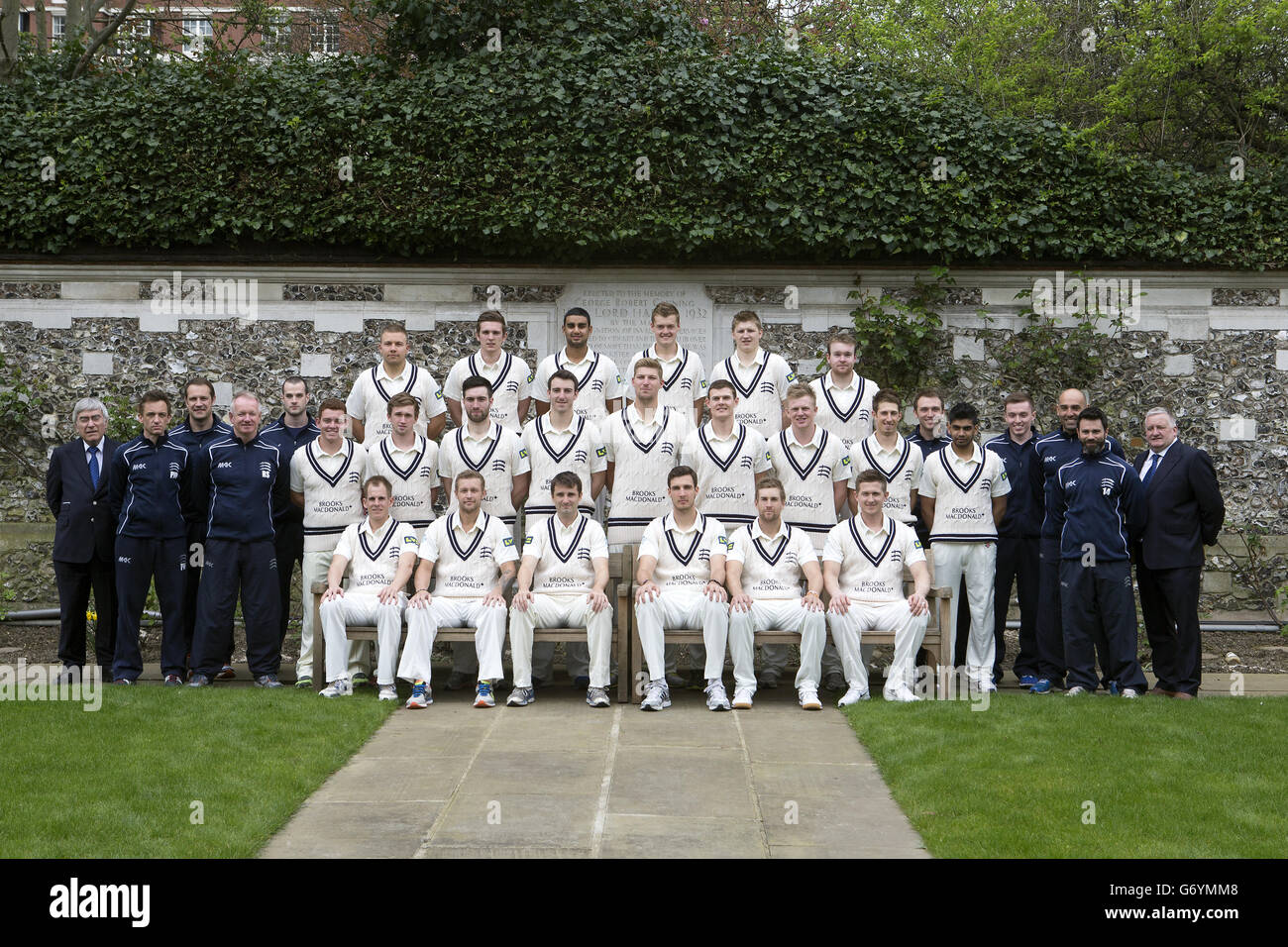 Middlesex-Teamgruppe (hintere Reihe, links-rechts) Adam Rossington, Harry Podmore, Gurjit Sandhu, Tom Helm, Ollie Wilkin, Paul Stirling (Middle Row, links-rechts), 1. Elf-Torschütze Don Shelley, Physio Pete Waxman, Psychologe David Young, Cheftrainer Richard Scott, Kraft- und Konditionstrainer Andy Mitchell, Ryan Higgins, Cameron Steel, Andrew Balbirnie, Toby Roland-Jones, Ollie Rayner, James Harris, Sam Robson, John Simpson, Assistant Strength and Conditioning Coach Jamie Fleming, Ravi Patel, Analyst Alex Fraser, Assistant/Bowling Coach Richard Johnson, Fielding Coach Ben Scott, 2. Elf Torschütze Martyn Stockfoto