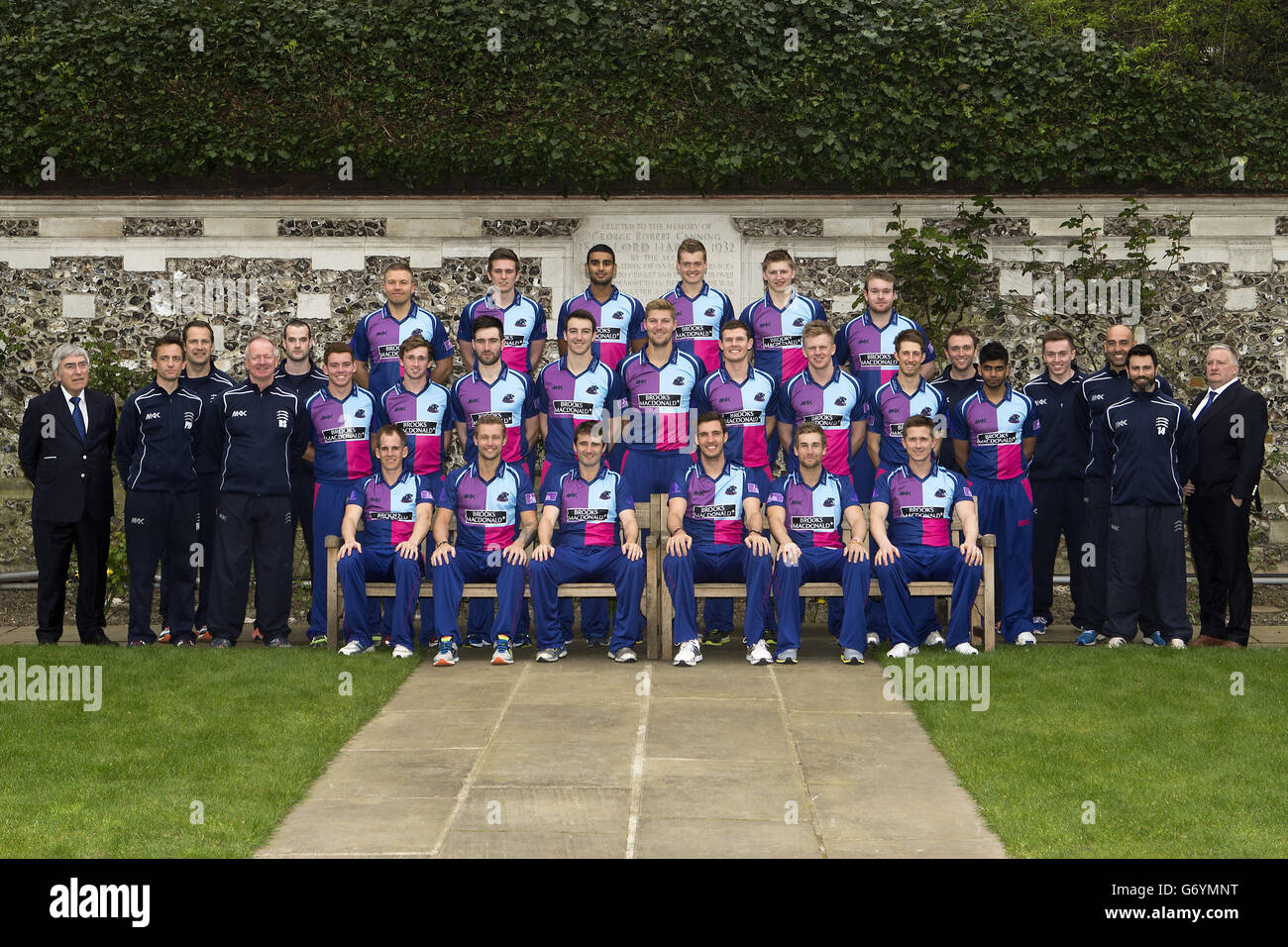 Middlesex-Teamgruppe (hintere Reihe, links-rechts) Adam Rossington, Harry Podmore, Gurjit Sandhu, Tom Helm, Ollie Wilkin, Paul Stirling (Middle Row, links-rechts), 1. Elf-Torschütze Don Shelley, Physio Pete Waxman, Psychologe David Young, Cheftrainer Richard Scott, Kraft- und Konditionstrainer Andy Mitchell, Ryan Higgins, Cameron Steel, Andrew Balbirnie, Toby Roland-Jones, Ollie Rayner, James Harris, Sam Robson, John Simpson, Assistant Strength and Conditioning Coach Jamie Fleming, Ravi Patel, Analyst Alex Fraser, Assistant/Bowling Coach Richard Johnson, Fielding Coach Ben Scott, 2. Elf Torschütze Martyn Stockfoto