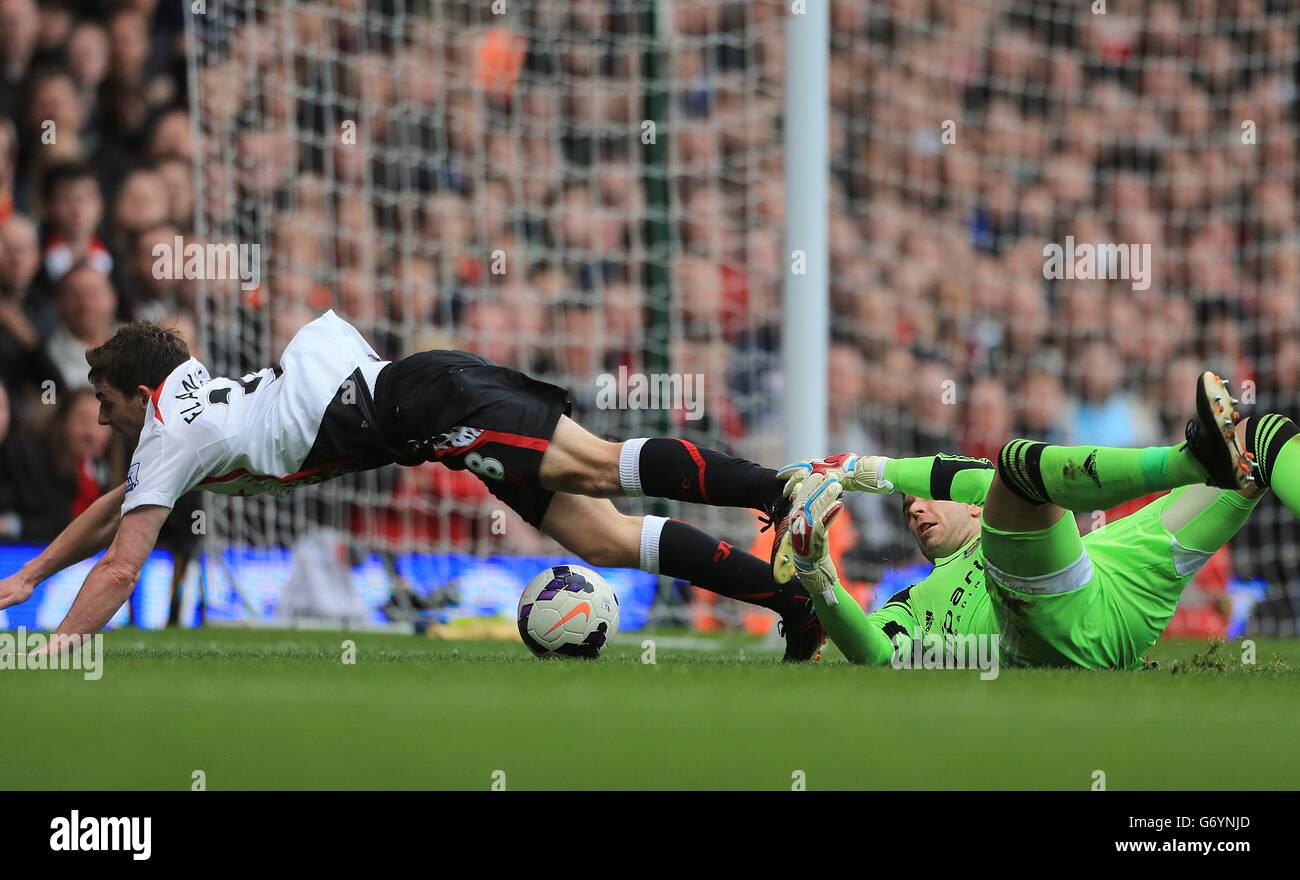 Fußball - Barclays Premier League - West Ham United / Liverpool - Upton Park. Torhüter Adrian (rechts) von West Ham United bringt Liverpools Jon Flanagan im Strafraum unter Stockfoto