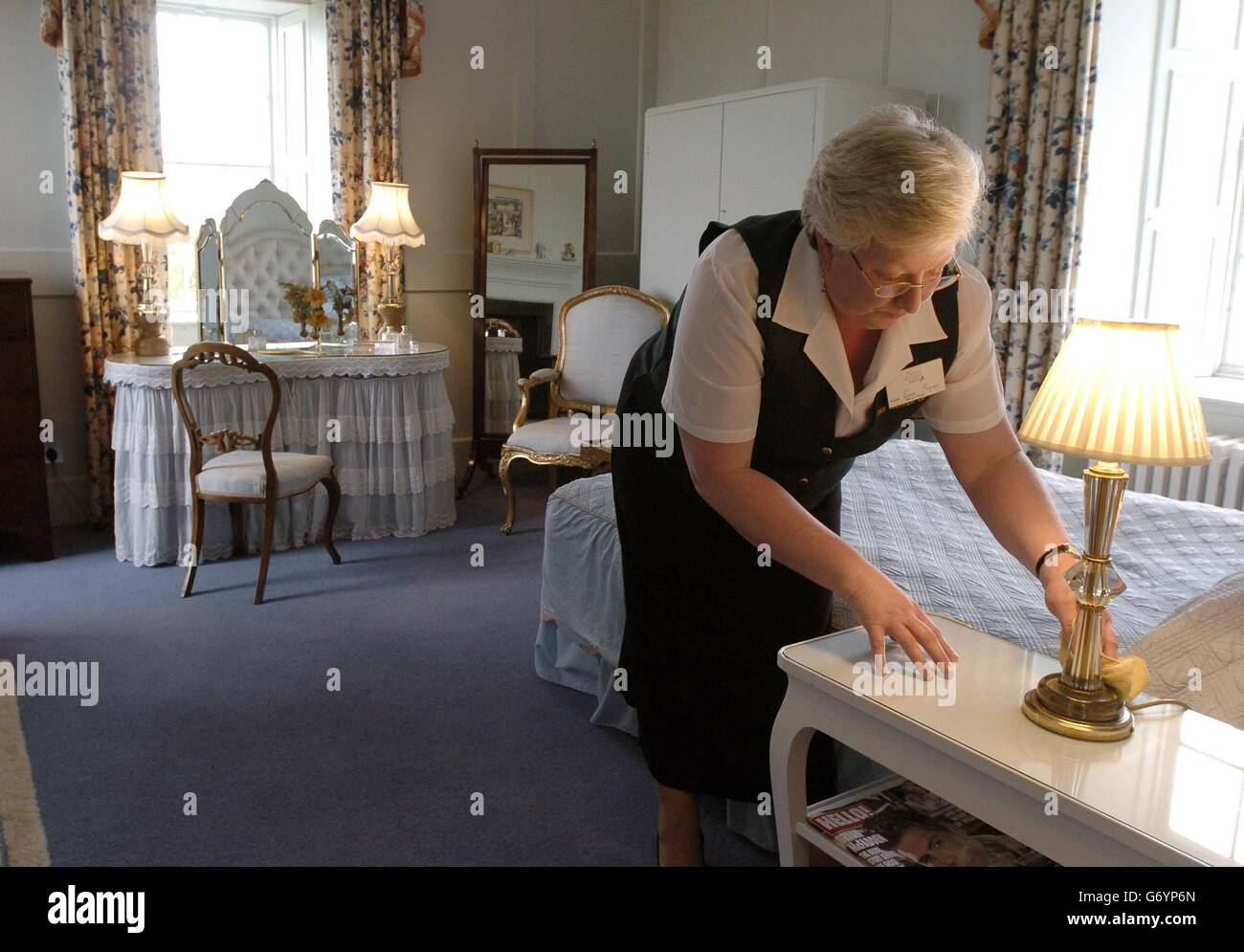 Haushälterin Elaine Hughes poliert ein Licht im Schlafzimmer der Königin Mutter, im Schloss von Mey, in Caithness, das morgen für eine weitere Saison seine Türen für die Öffentlichkeit öffnet. Besucher des ehemaligen Sommerrefugium der Königin Mutter können das Schlafzimmer sehen, das zum ersten Mal für die Öffentlichkeit geöffnet wird, hieß es. Stockfoto