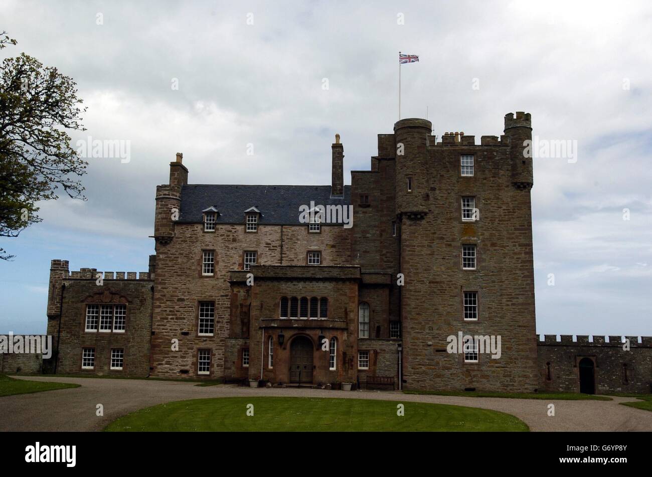 Das Schloss von Mey in Caithness, das morgen für eine weitere Saison seine Türen für die Öffentlichkeit öffnet. Besucher des ehemaligen Sommerrefugium der Königin-Mutter werden das Schlafzimmer sehen können, das zum ersten Mal für die Öffentlichkeit geöffnet werden soll, hieß es. Stockfoto