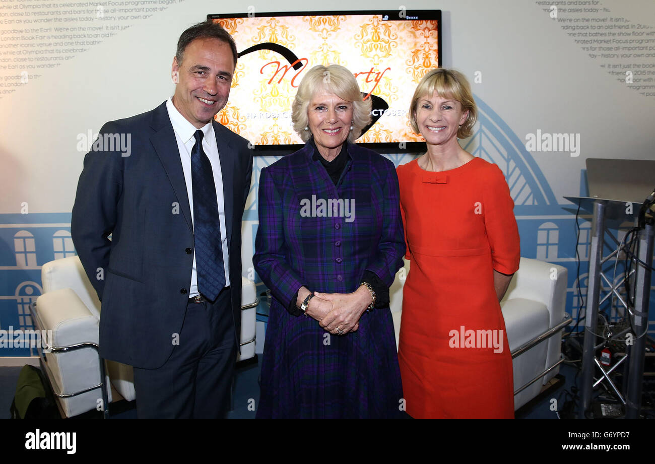 Die Herzogin von Cornwall trifft Anthony Horowitz und Kate Mosse während ihres Besuchs auf der London Book Fair in Earls Court, London. Stockfoto