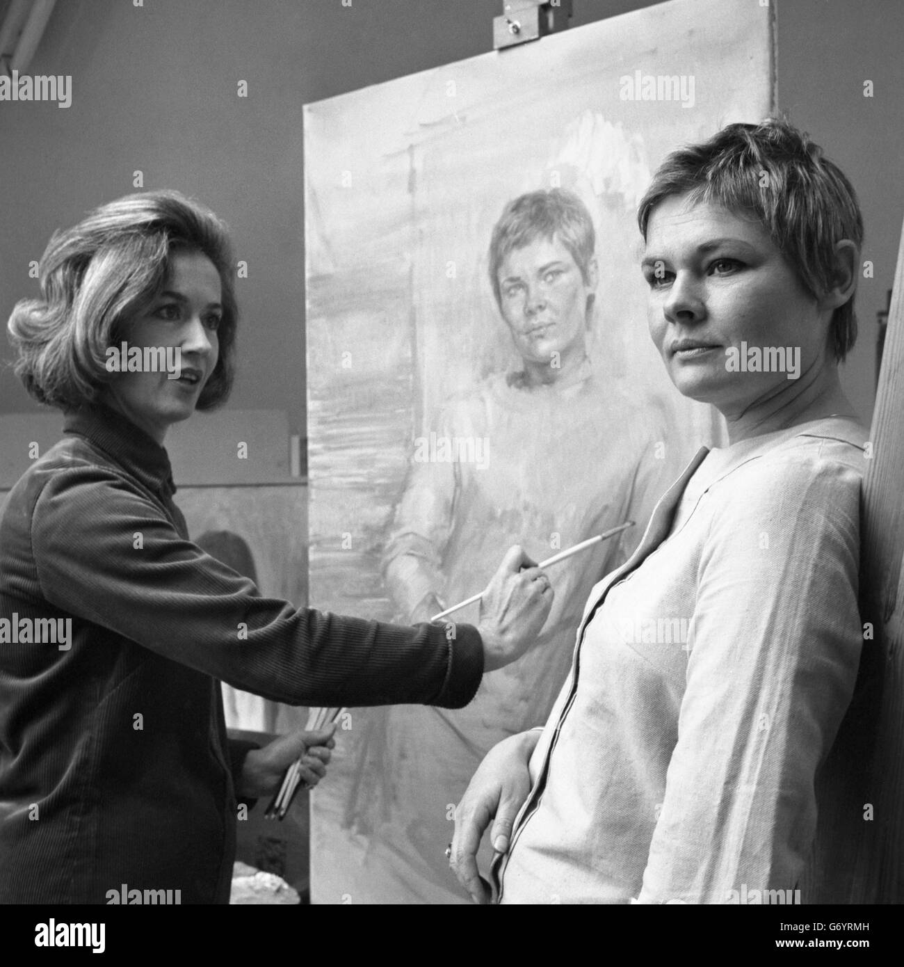 Die jüngste Kandidatin für den berühmten Porträtmaler June Mendoza (l.) in ihrem Studio in der Inner Park Road, London, ist die in York geborene Schauspielerin Judi Dench. Stockfoto