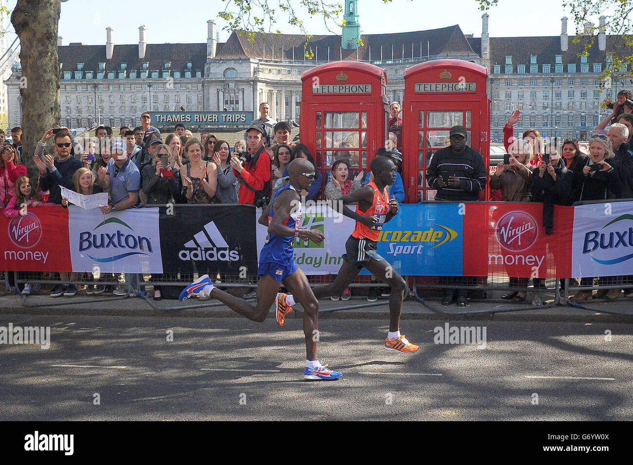 Leichtathletik - Virgin Money London Marathon 2014. Der britische Mo Farah (links) und der kenianische Emmanuel Mutai auf der letzten Meile am Embankment während des Virgin Money London Marathon in London. Stockfoto