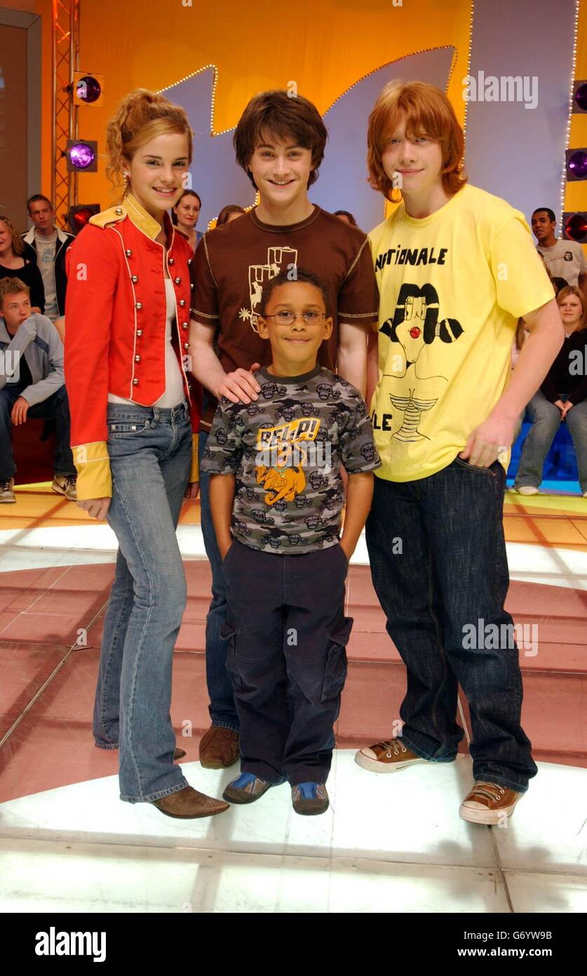 Harry Potter spielt Emma Watson, Daniel Radcliffe und Rupert Grint mit einem Fan während ihres Gastauftritts bei MTV TRL UK in den MTV Studios in Camden. Stockfoto