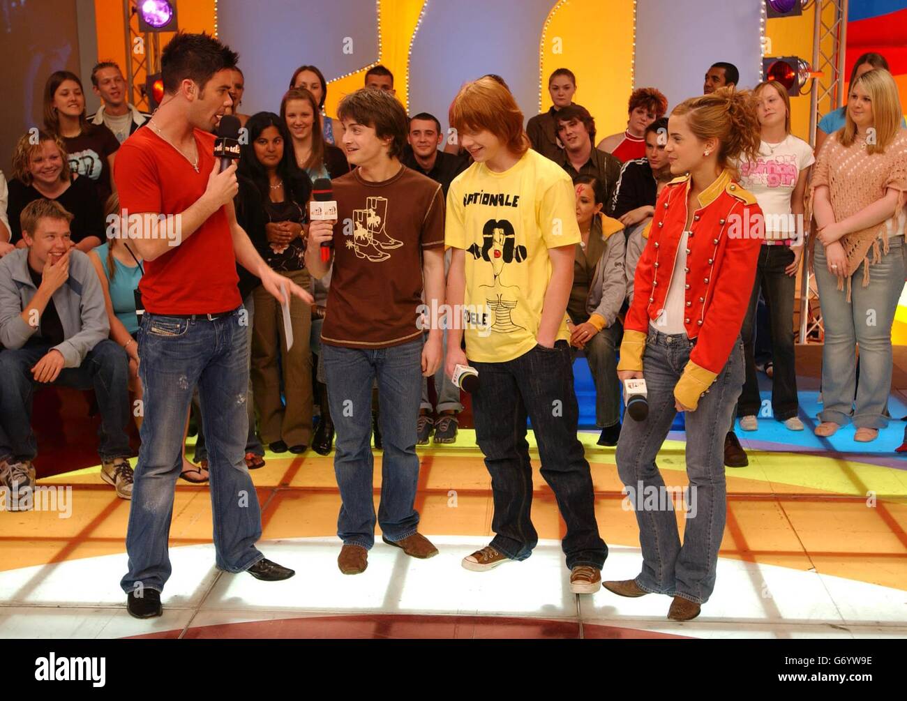 MTV-Moderator Dave Berry (links) mit den Harry Potter-Stars Daniel Radcliffe, Rupert Grint und Emma Watson während ihres Gastauftritts bei MTV TRL UK in den MTV Studios in Camden. Stockfoto