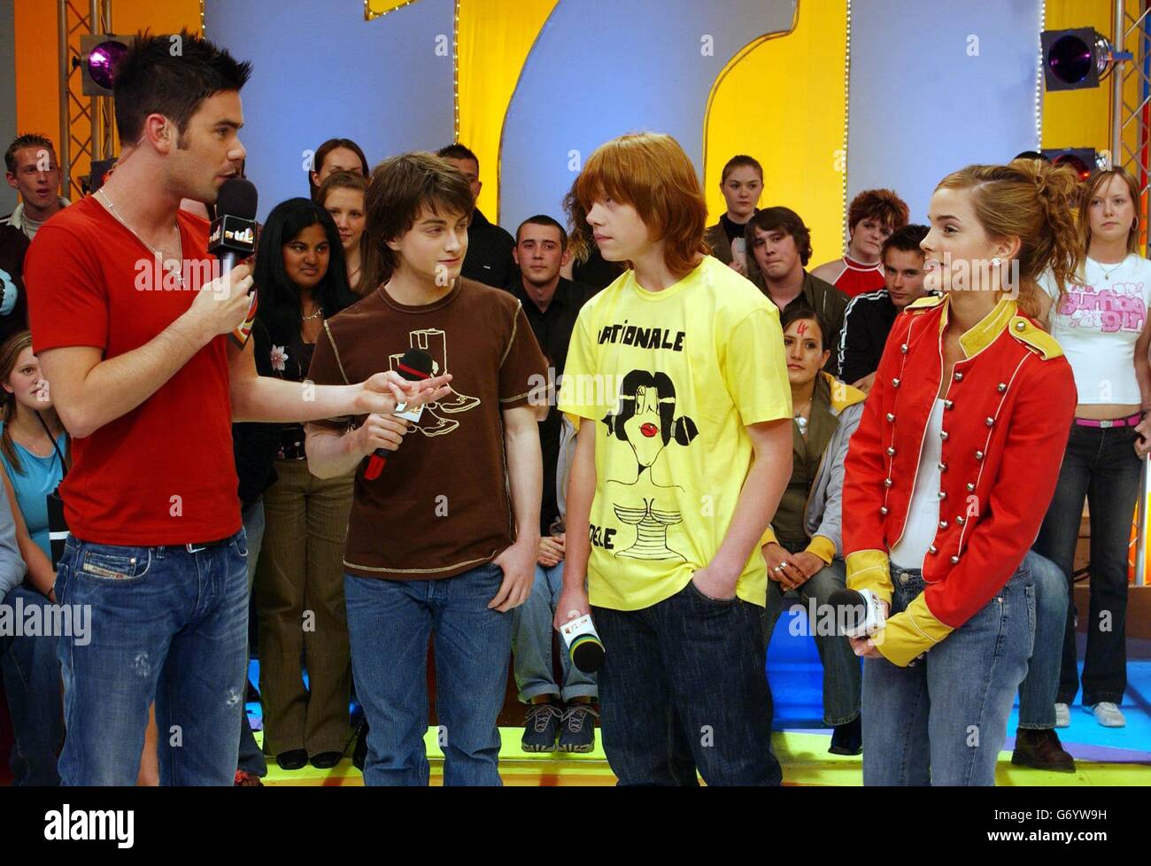MTV-Moderator Dave Berry (links) mit den Harry Potter-Stars Daniel Radcliffe, Rupert Grint und Emma Watson während ihres Gastauftritts bei MTV TRL UK in den MTV Studios in Camden. Stockfoto