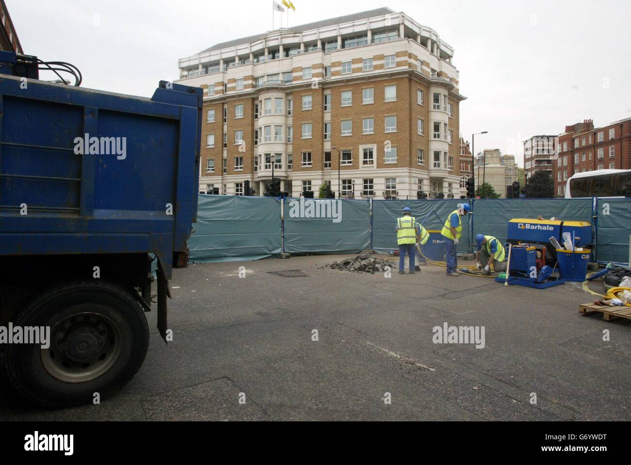 Arbeiter beginnen, die Buckingham Palace Road an der Kreuzung der Ebury Bridge Road zu graben, um ein Hurrikan-Flugzeug aus 504 Geschwader zu finden, das nach einem Hundekampf um Victoria im September 1940 abgestürzt ist. Der Pilot, Sergeant Ray Holmes, nutzte seinen Hurrikan, um durch den Schwanz eines deutschen Dornier zu schneiden und damit Buckingham Palce vor einem direkten Treffer zu retten. Der Deutsche Dornier stürzte in Victoria Station. Stockfoto