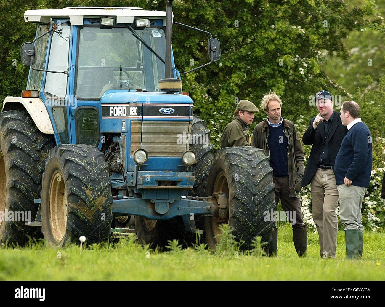 Prinz William mit einem Traktor auf der Prince of Wales, Duchy Home Farm seines Vaters in Tetbury, Gloucestershire. Stockfoto