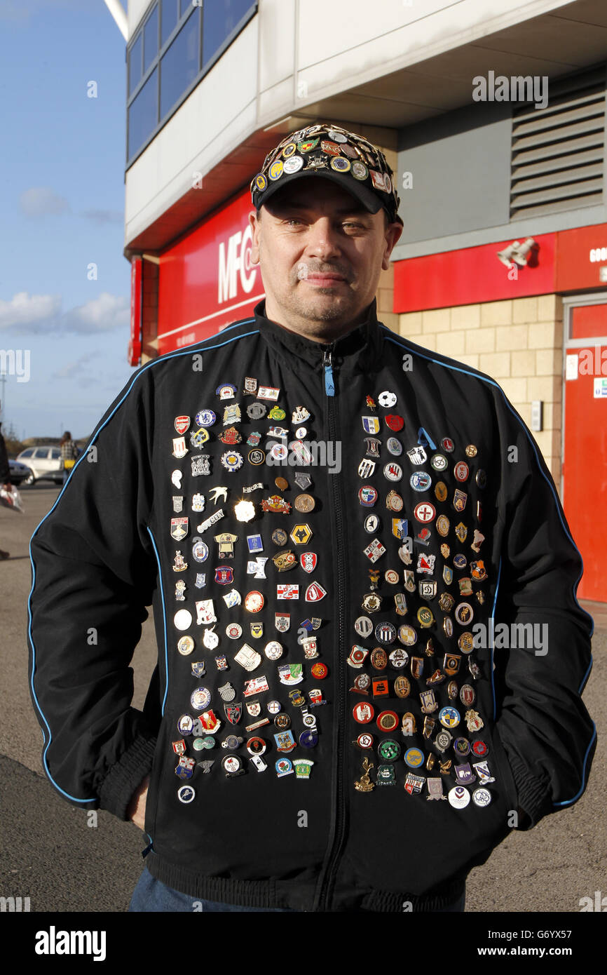 Fußball - Sky Bet Championship - Middlesbrough / Birmingham City - Riverside. Ein Fan von Birmingham City, der ein mit Fußballabzeichen bedecktes Oberteil trägt, posiert für ein Foto außerhalb des Riverside Stockfoto