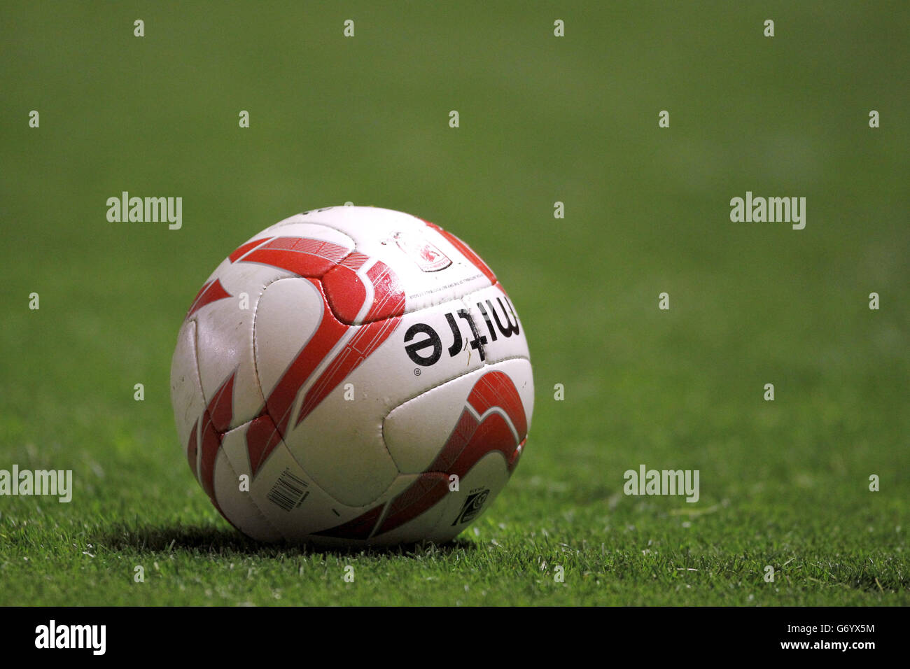 Fußball - Sky Bet Championship - Middlesbrough / Birmingham City - Riverside. Detail eines offiziellen Middlesbrough Mitre Fußballs auf dem Spielfeld während des Spiels Stockfoto