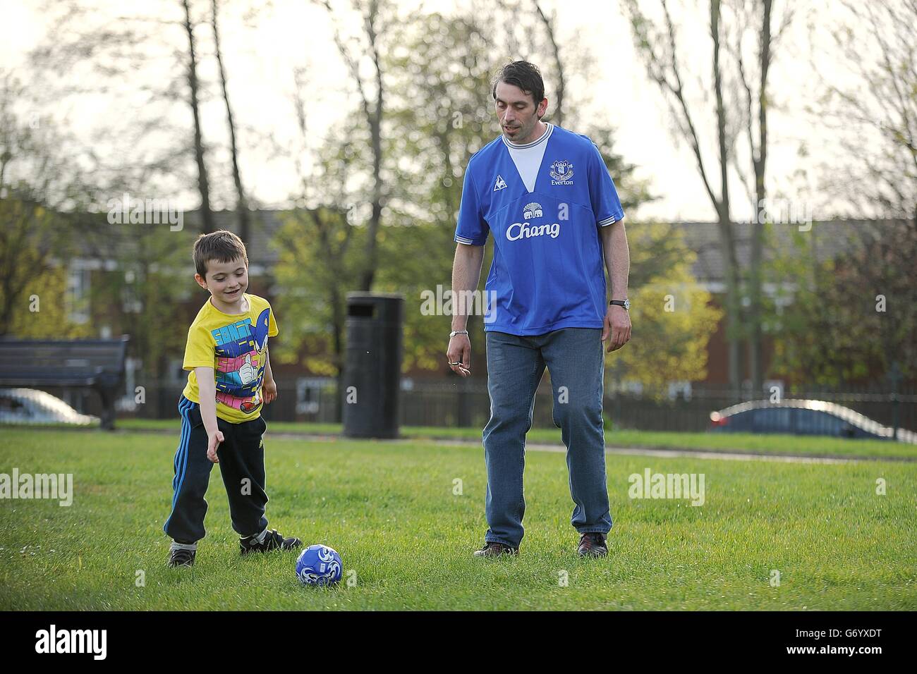 Fußball - Barclays Premier League - Everton gegen Crystal Palace - Goodison Park. Der Gewinner des Saisonticket-Wettbewerbs Philip Gentile spielt mit seinem Neffen im Stanley Park Stockfoto