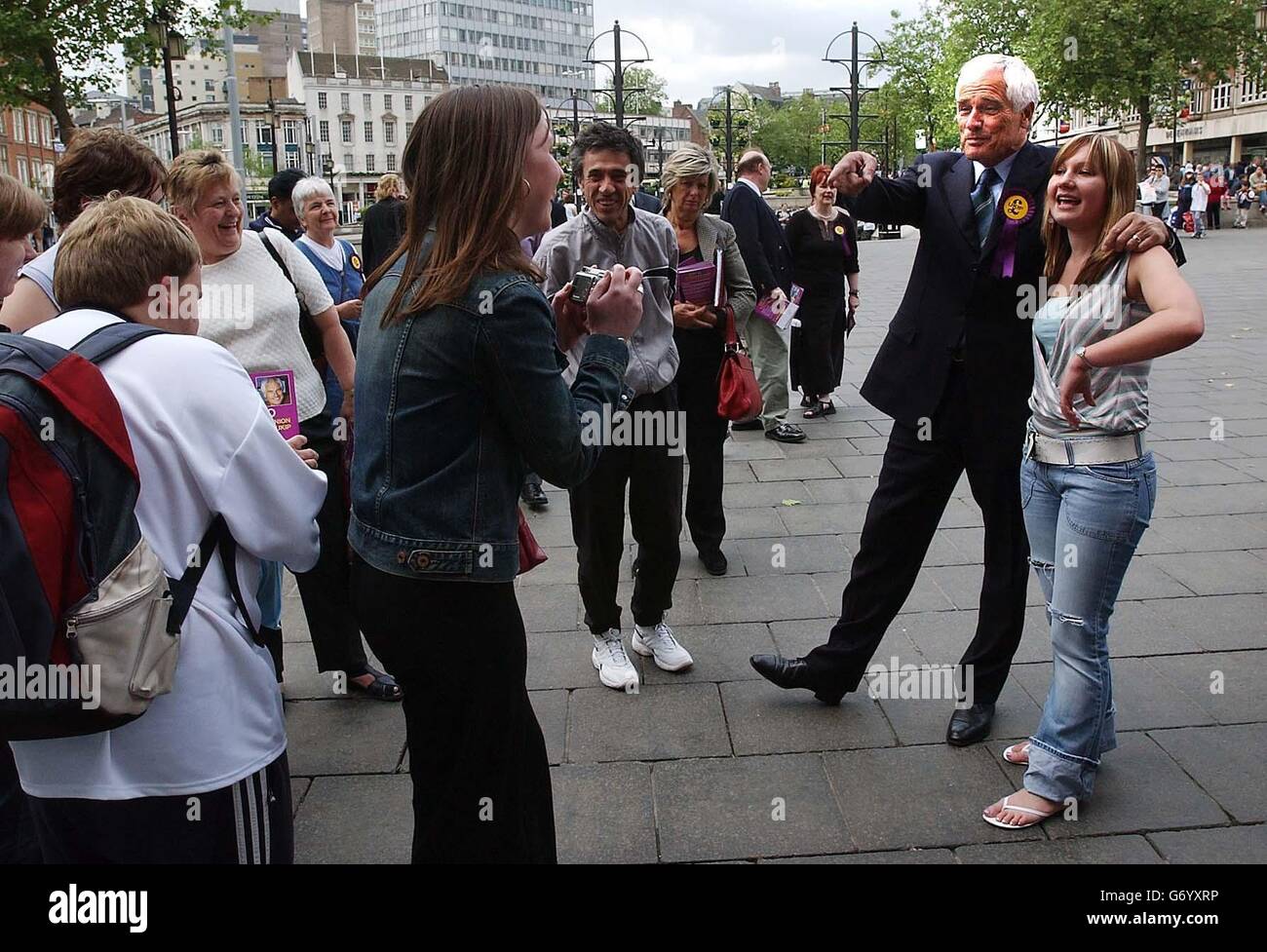 Robert Kilroy-Silk (2. Rechts), Kandidat der britischen Unabhängigkeitspartei, lässt sich vor den bevorstehenden Europawahlen im Stadtzentrum von Nottingham auf Leinwänden sehen. Stockfoto