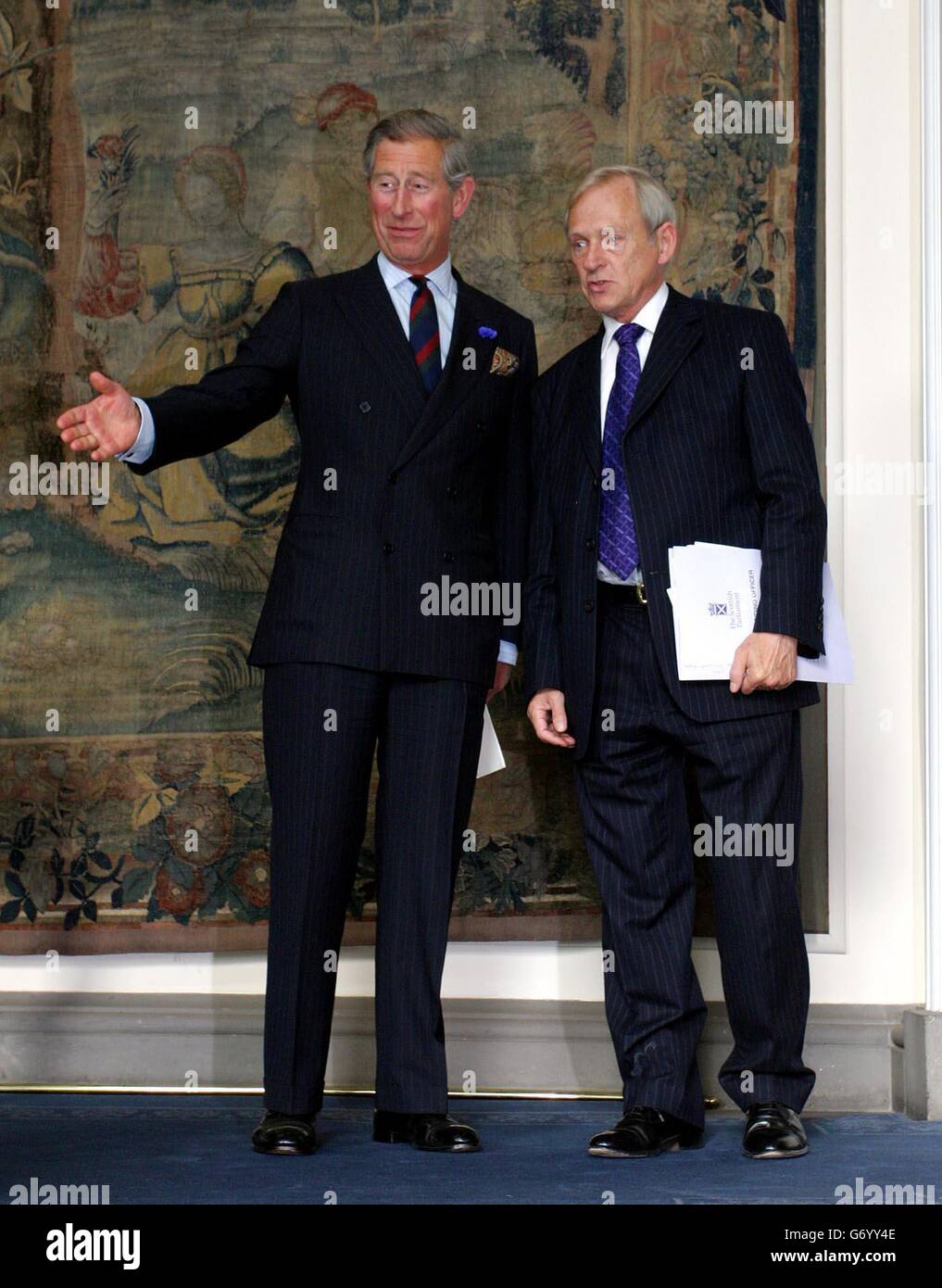 Der Prinz von Wales (links) im Bild mit George Reid MSP. Prinz Charles veranstaltet einen Empfang für Mitglieder des schottischen Parlaments im Holyrood Palace. Stockfoto