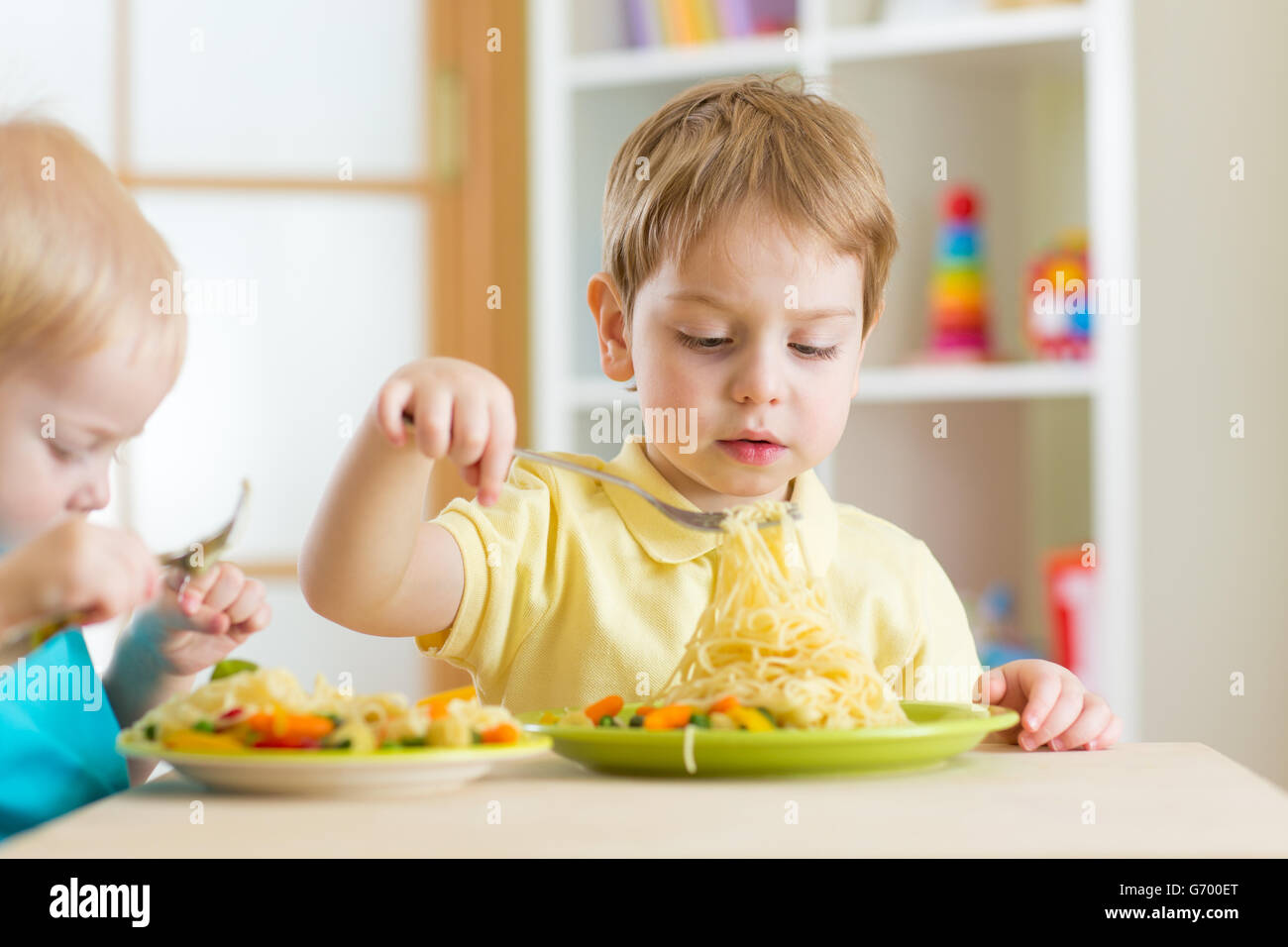Kinder im Vorschulalter Essen, gesunde Ernährung im kindergarten Stockfoto