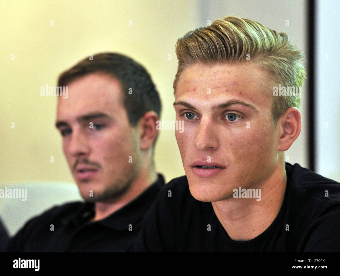 John Degenkolb und Marcel Kittel (rechts) des riesigen Shimano Cycle Race Teams während einer Trainingspause, um im Weetwood Hall Hotel, Leeds, mit den Medien zu sprechen. Stockfoto