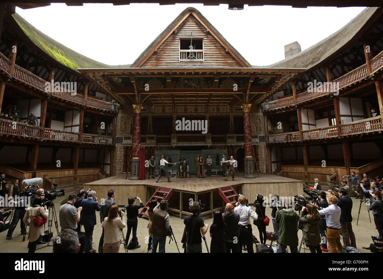 Schauspieler auf der Bühne, die eine Szene aus dem Stück aufführen, zum Auftakt der zweijährigen Hamlet-Welttournee des Shakespeare's Globe Theatre anlässlich des 450. Jahrestages von Shakespeares Geburt. Stockfoto