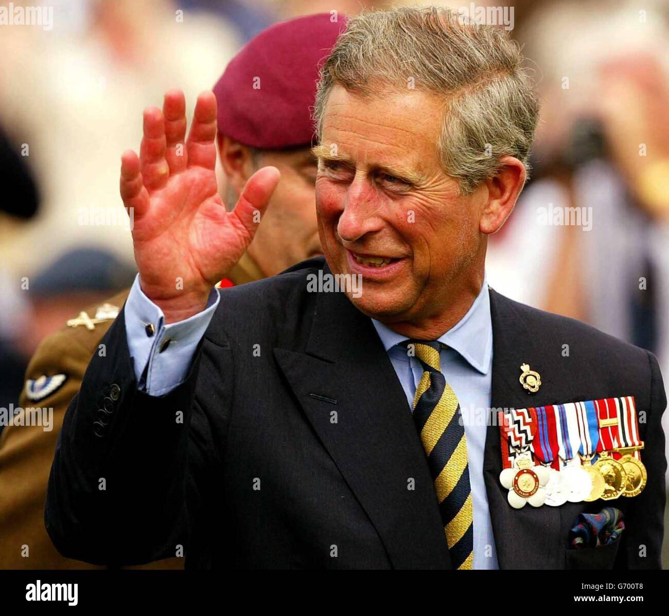 Großbritanniens Prinz Charles winkt Veteranen während seines Besuchs im British Garden of Remembrance in Caen, Normandie, Frankreich. Die Staats- und Regierungschefs der Welt werden sich am 6. Juni zu Feierlichkeiten zum 60. Jahrestag der Landung der Alliierten in der Normandie versammeln. Stockfoto