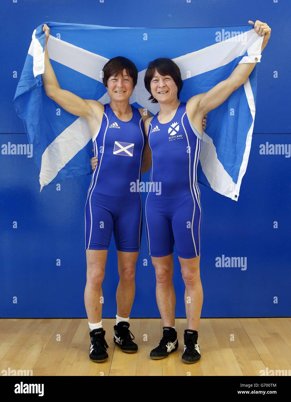 Glasgow 2014 Commonwealth Games Team Schottland Wrestler, Zwillingsschwestern Fiona Robertson (links) und Donna Robertson (rechts), während der Ankündigung im Olympia Boxing Gym, Glasgow. Stockfoto
