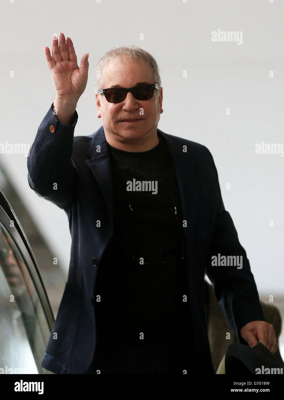 Paul Simon kommt zur Enthüllung eines speziell in Auftrag gegebenen Wandteppichs zu Ehren des verstorbenen Dichters Seamus Heaney über der Abflughalle des Terminal 2 am Flughafen Dublin. Stockfoto