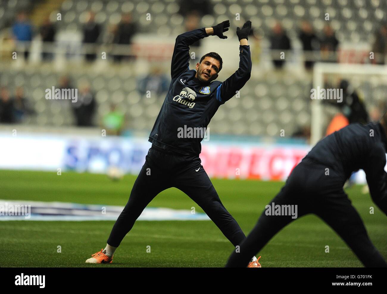 Fußball - Barclays Premier League - Newcastle United / Everton - St James' Park. Evertons Antolin Alcaraz beim Aufwärmen Stockfoto