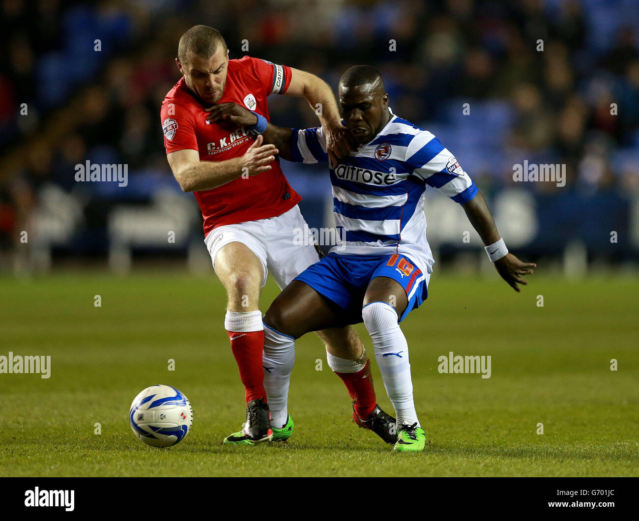 Fußball - Sky Bet Championship - Reading V Barnsley - Madejski Stadium. Reading's Royston Drenthe wird von Barnsley's Stephen Dawson während des Sky Bet Championship-Spiels im Madejski Stadium, Reading, angegangen. Stockfoto