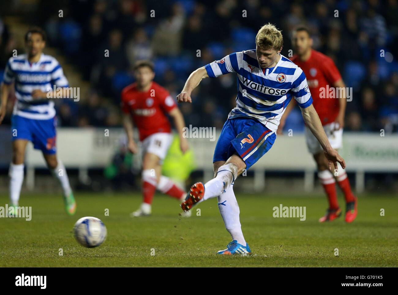 Pavel Pogrebnyak von Reading erzielt beim Sky Bet Championship-Spiel im Madejski-Stadion, Reading, sein erstes Tor vom ersten Platz aus. Stockfoto