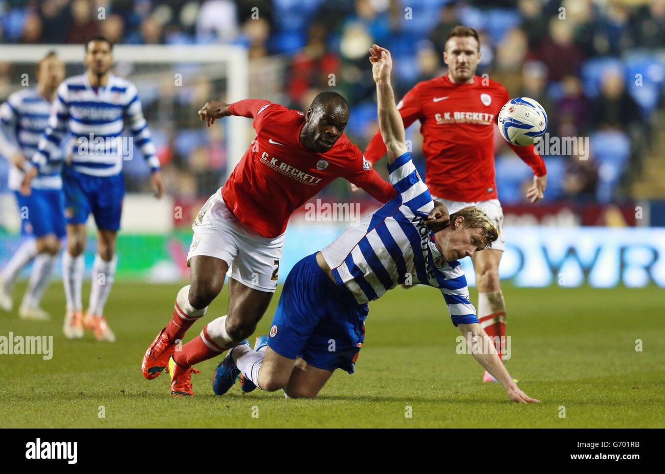 Pavel Pogrebnyak von Reading wird von Jean Yves-M'Voto von Barnsley während des Sky Bet Championship-Spiels im Madejski-Stadion, Reading, herausgefordert. Stockfoto