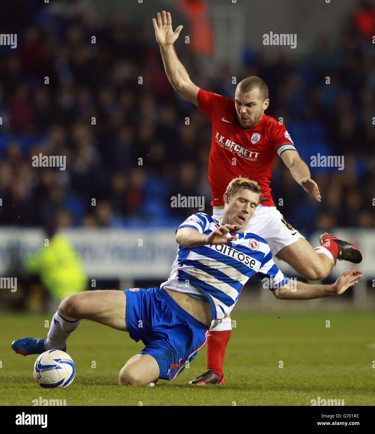 Pavel Pogrebnyak von Reading wird von Barnsley's Stephen Dawson während des Sky Bet Championship-Spiels im Madejski Stadium, Reading, angegangen. Stockfoto