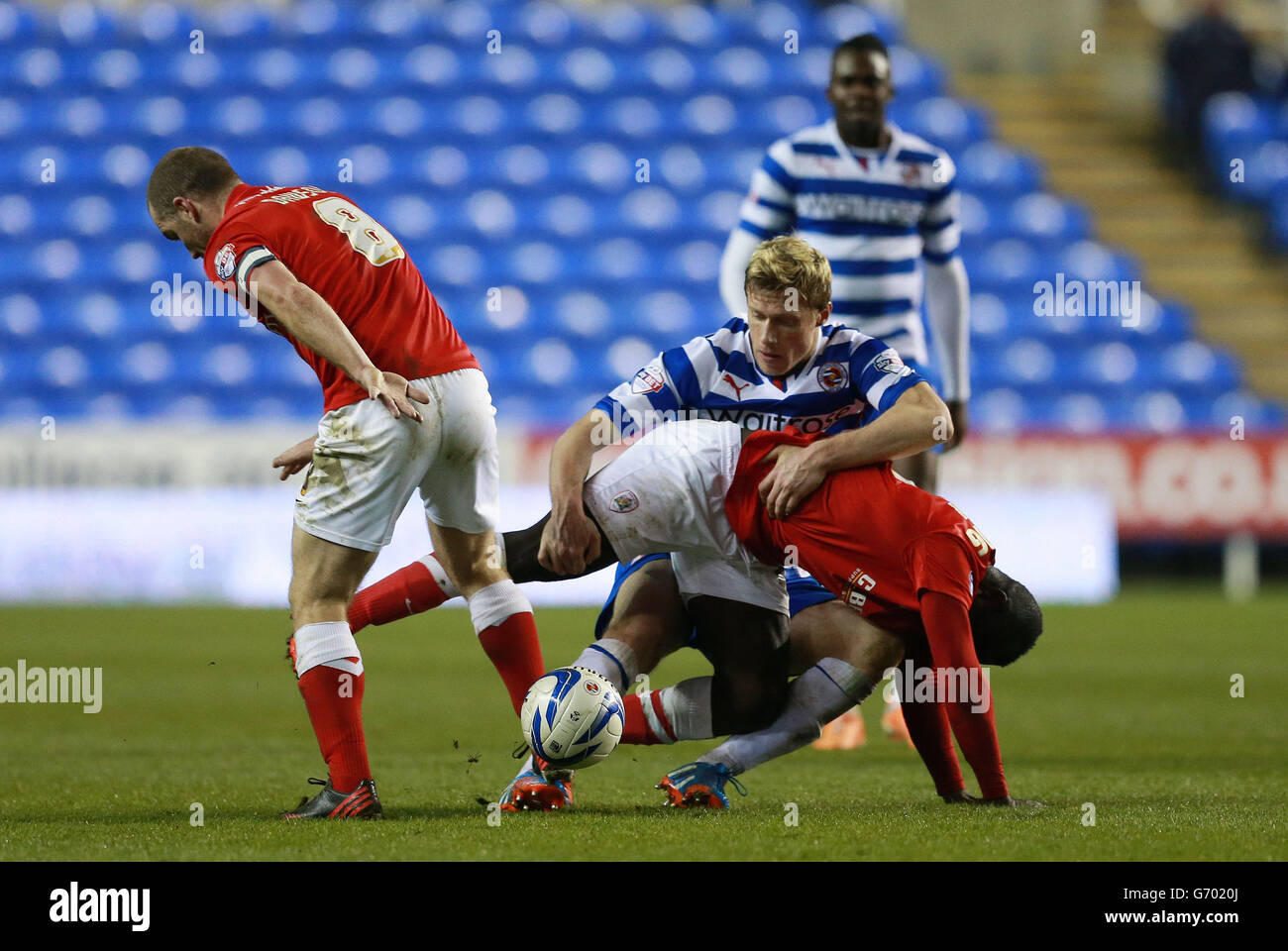 Pavel Pogrebnyak von Reading verwechselt sich mit Jean Yves-M'Voto von Barnsley und Stephen Dawson während des Sky Bet Championship-Spiels im Madejski Stadium in Reading. Stockfoto