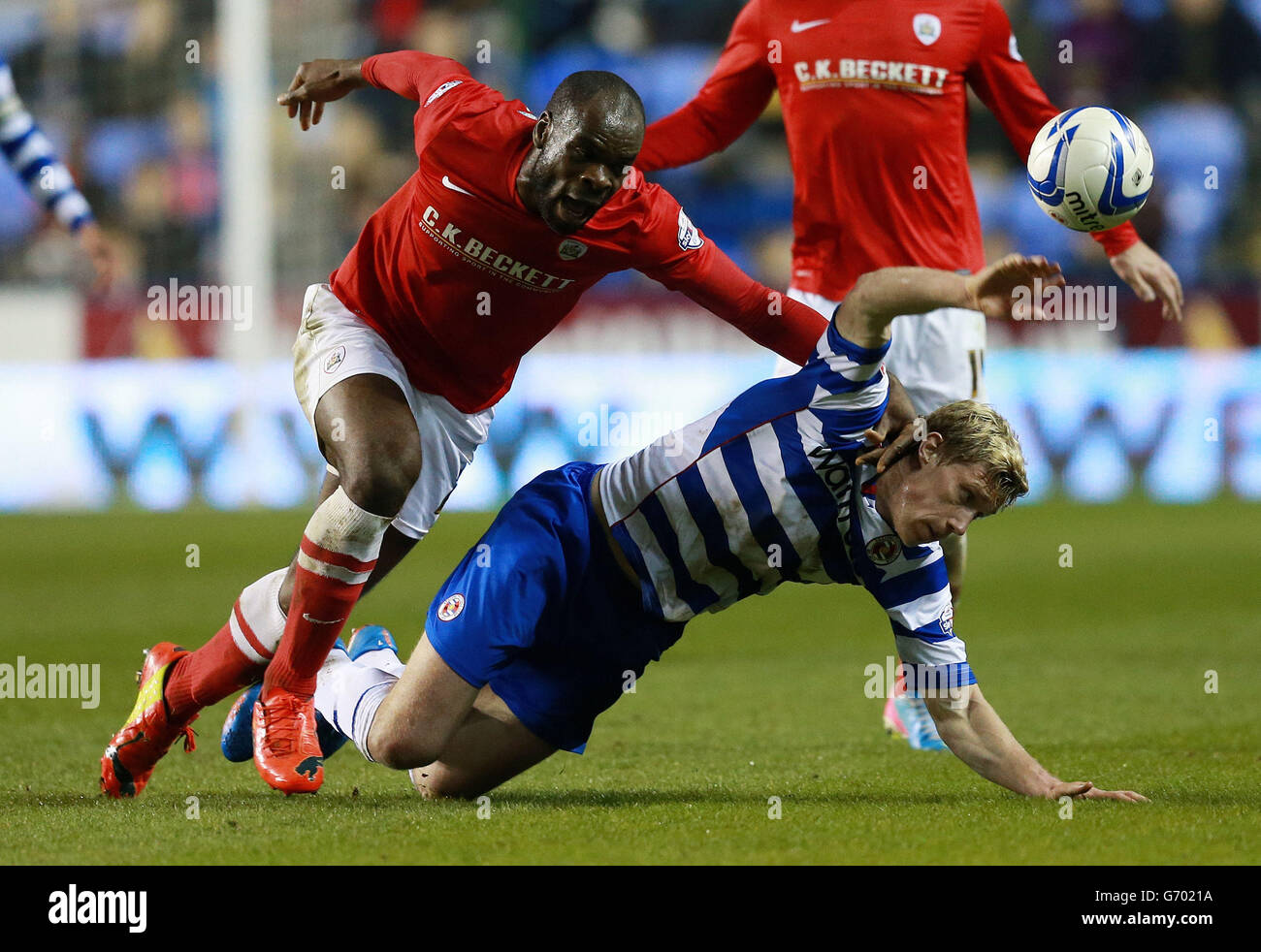 Pavel Pogrebnyak von Reading wird von Jean Yves M'Voto von Barnsley während des Sky Bet Championship-Spiels im Madejski Stadium, Reading, herausgefordert. Stockfoto