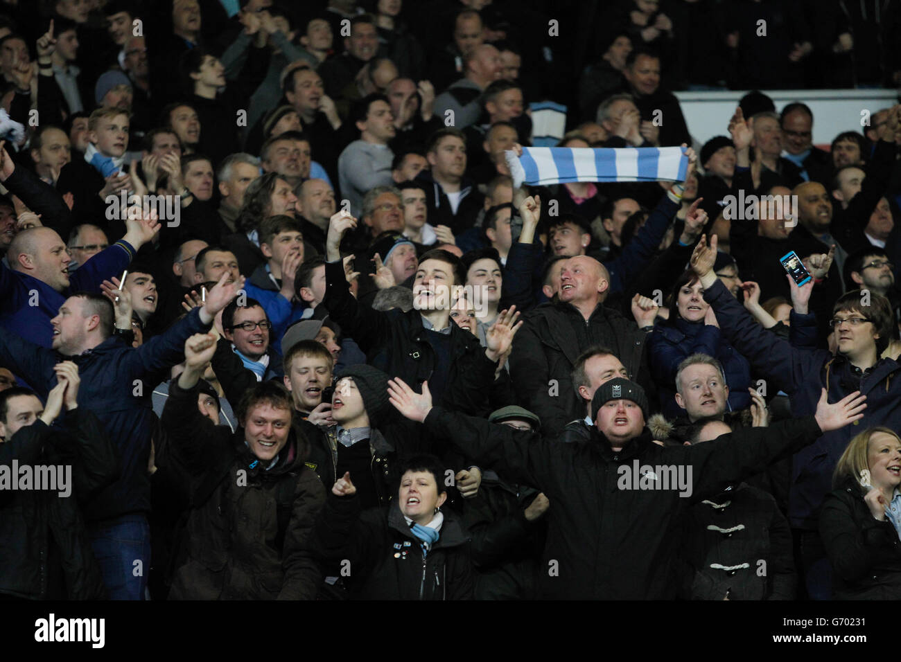 Fußball - Barclays Premier League - Manchester United / Manchester City - Old Trafford. Der Fan von Manchester City feiert den Auswärtssieg 0-3 Stockfoto