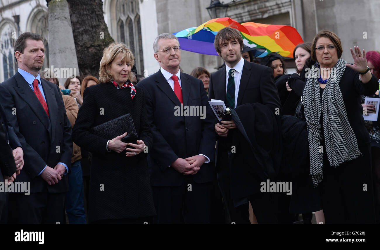 Zur Familie des ehemaligen Labour-Abgeordneten und Kabinettsministers Tony Benn gehört der Sohn Hilary (Mitte) nach seiner Beerdigung in der St. Margaret's Church, Westminster, im Zentrum von London. Stockfoto