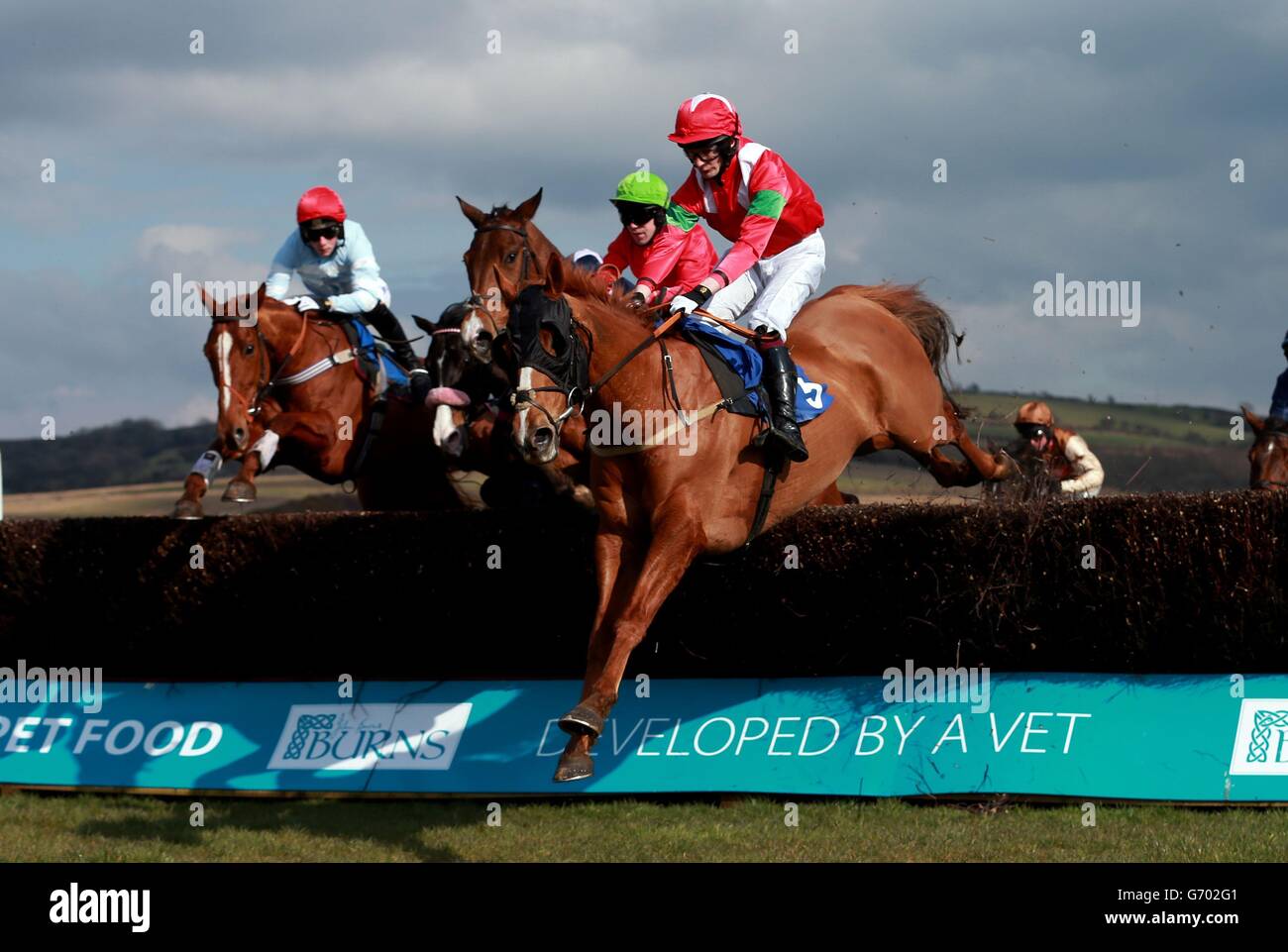 Tom Bach geritten von James Best auf dem Weg zum Sieg in der Davies Chemists Handicap Chase auf der Ffos Las Racecourse. Stockfoto