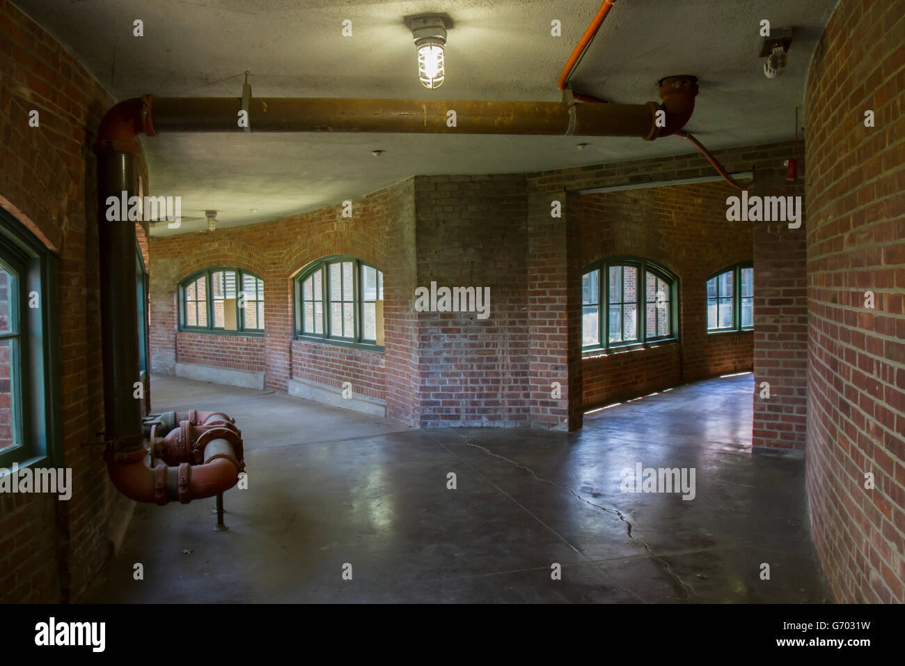 Verlassenen Korridor in Ellis Island Gebäude in beide Richtungen abzweigen. Stockfoto