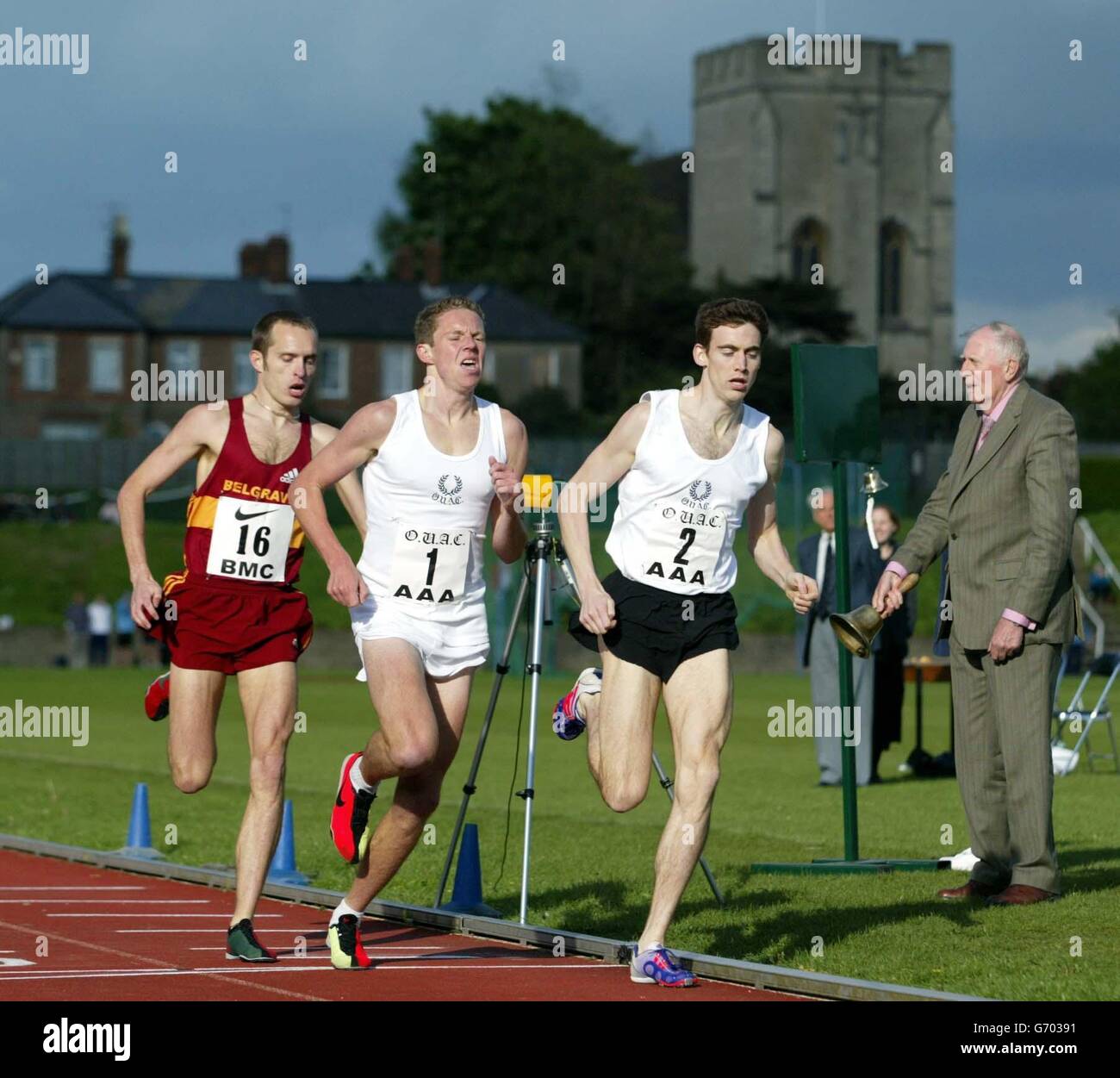 Sir Roger Bister läutet die Glocke auf der letzten Runde des 1 Mile Elite Race der Männer bei einem Leichtathletikmeet auf dem Sportplatz der Iffley Road in Oxford, um den 50. Jahrestag seiner knapp vier-Minuten-Meile zu feiern. Stockfoto