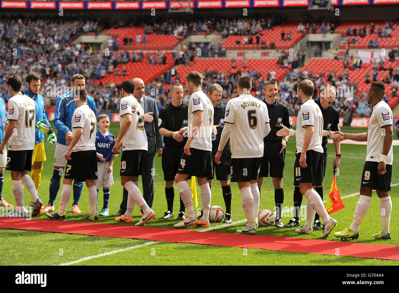 Fußball - Johnstone's Paint Trophy - Finale - Chesterfield gegen Peterborough United - Wembley Stadium. Die Handshakes vor dem Spiel finden vor dem Anpfiff statt Stockfoto