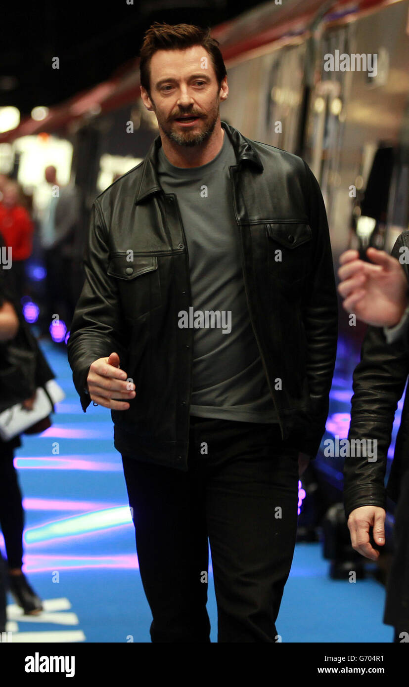Hugh Jackman nennt einen Virgin Train am Bahnhof Euston in London, um die Partnerschaft von Virgin Trains mit der Twentieth Century Fox Film Corporation als offiziellen Reisepartner von X-MEN: Days of Future Past zu feiern. Stockfoto