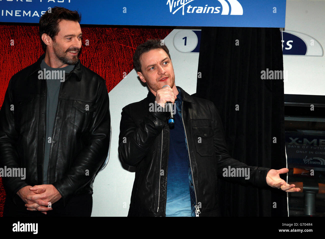 Hugh Jackman (links) und James McAvoy nennen einen Virgin-Zug am Bahnhof Euston in London, um die Partnerschaft von Virgin Trains mit der Twentieth Century Fox Film Corporation als offiziellen Reisepartner von X-MEN: Days of Future Past zu feiern. Stockfoto