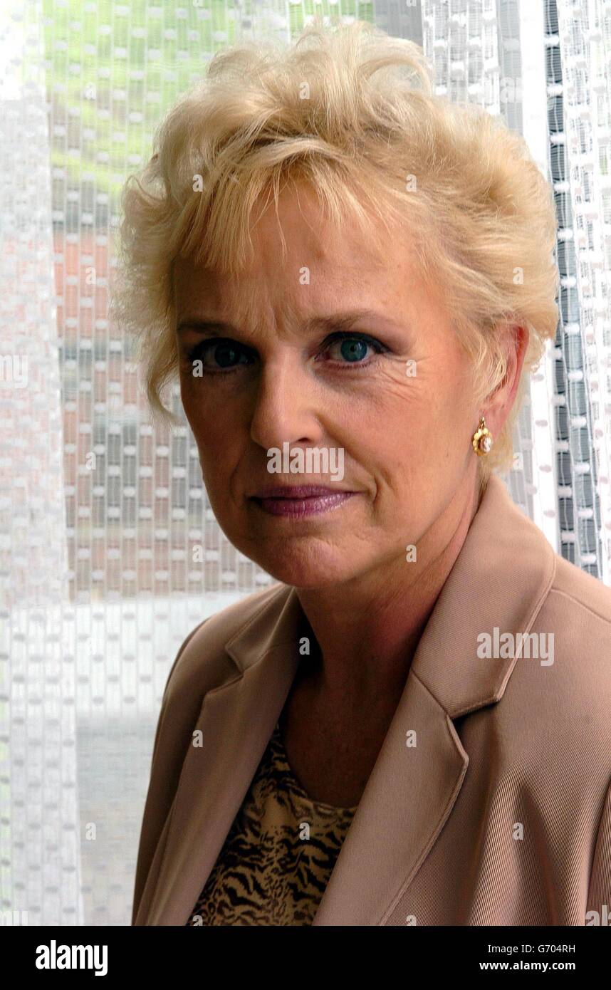 Ballettschulbesitzerin Valerie Le Serve, in ihrem Tanzstudio in Worthing. Junge Tänzer, die sich auf eine Performance vorbereiten, die auf der Geschichte von JK Rowling Creation basiert Harry Potter wurde vom Agenten des Autors erzählt, dass Pläne für die Performance aus urheberrechtlichen Gründen zurückgestellt werden müssten. Stockfoto