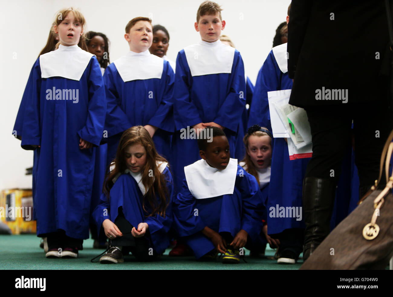 Schüler von St. Molaga's N.S., Balbriggan Co. Dublin, bereiten sich vor dem Junior Unison Wettbewerb auf Feis Ceoil 2014 im RDS, Dublin, auf die Trainingsvorbereitung vor. Stockfoto