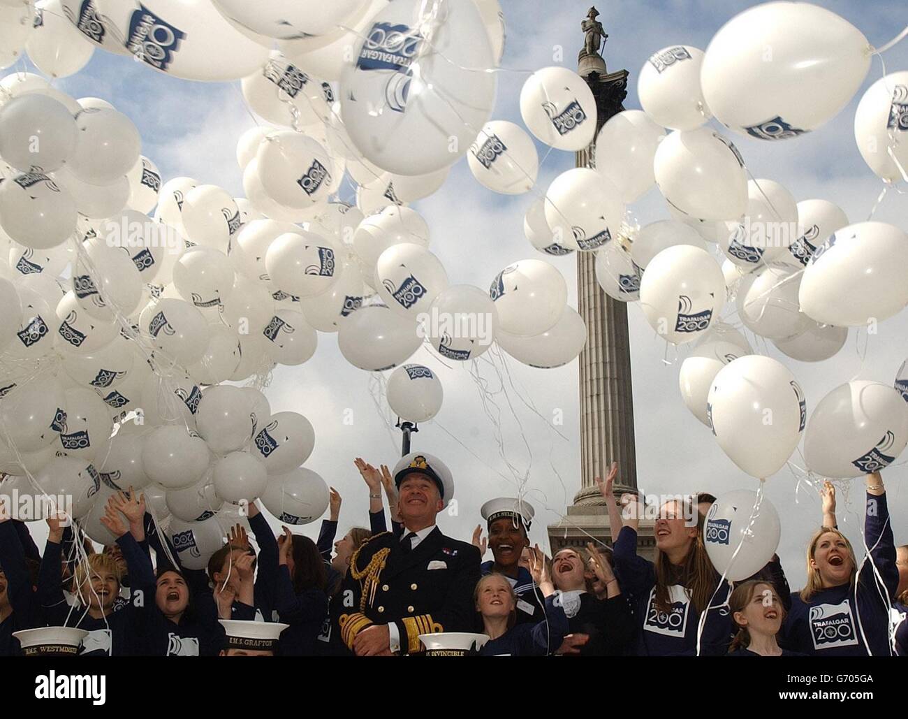 Der erste Sea Lord Admiral Sir Alan West und die Kinder von Horsham in Sussex lassen Ballons auf dem Trafalgar Square im Zentrum von London frei, um die Ankündigung der Pläne zum 200. Jahrestag der Schlacht von Trafalgar im Oktober 2005 zu würdigen. Stockfoto
