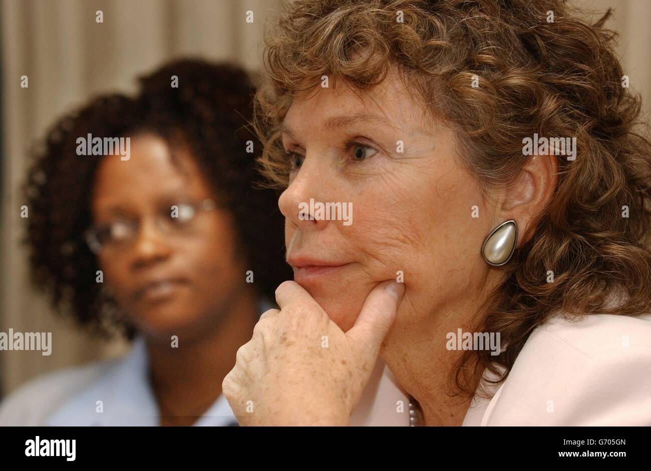 Die Labour-Abgeordnete Kate Hoey (rechts) sprach auf einer Pressekonferenz mit Yvonne Mahlunge von der Bewegung für demokratischen Wandel in Simbabwe über die Pläne des England and Wales Cricket Board, diesen Herbst durch das Land zu reisen. Simbabwes Oppositionsführer Morgan Tsvangirai forderte heute das England and Wales Cricket Board auf, die Tour abzusagen. Stockfoto