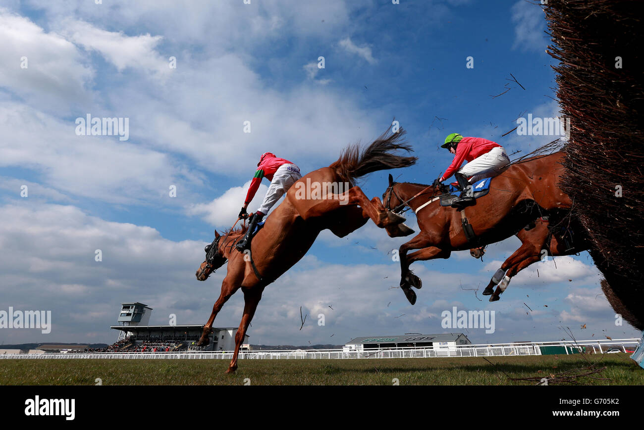 Tom Bach unter James Best führt das Feld in der Davies Chemists Handicap Chase auf der Ffos Las Racecourse an. Stockfoto